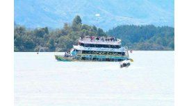 Colombia: un barco con 150 turistas naufraga en Guatapé Colombia: un barco con 150 turistas naufraga en Guatapé