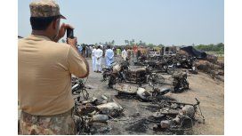 Al menos 120 muertos por la explosión de un camión cisterna en Pakistán Al menos 120 muertos por la explosión de un camión cisterna en Pakistán