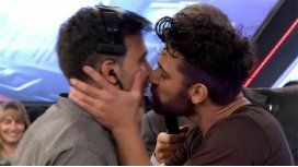 El beso de Fede Hoppe y Hernan Piquín El beso de Fede Hoppe y Hernan Piquín