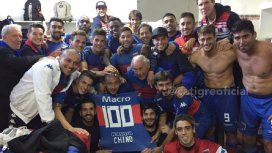 El festejo en el vestuario del Matador por los 100 goles del Chino El festejo en el vestuario del Matador por los 100 goles del Chino