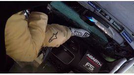 El dramático intento de un piloto por salir de su auto tras un terrible vuelco El dramático intento de un piloto por salir de su auto tras un terrible vuelco