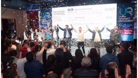 Juan Manuel Urtubey celebrando con sus candidatos Juan Manuel Urtubey celebrando con sus candidatos