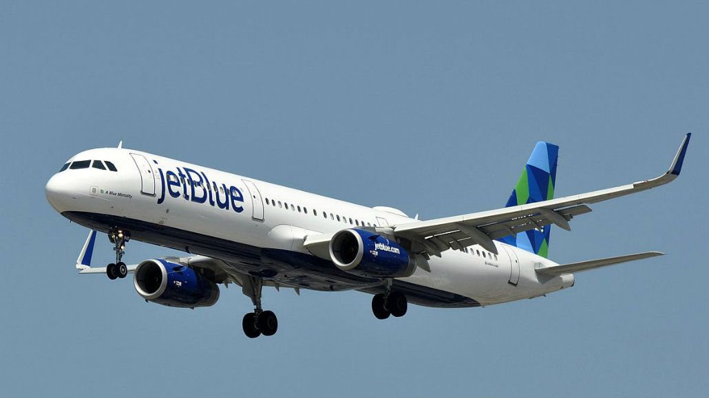 El avión aterrizó de emergencia con su tripulación intoxicada<br>