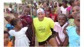 Armenault y los chicos, felices. Seba dejó su huella en Madagascar, uno de los países más pobres del mundo. Armenault y los chicos, felices. Seba dejó su huella en Madagascar, uno de los países más pobres del mundo.