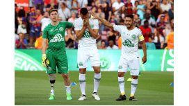 Neto, emocionado, es consolado por Follmann y Alan Ruschel en pleno Camp Nou Neto, emocionado, es consolado por Follmann y Alan Ruschel en pleno Camp Nou