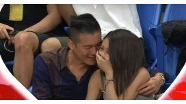 La kiss cam tomó a una pareja en un momento incómodo La kiss cam tomó a una pareja en un momento incómodo