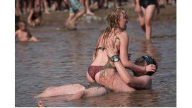 Jugaron semidesnudos en el barro de Woodstock Polonia - Crédito: ALAMY LIVE NEWS Jugaron semidesnudos en el barro de Woodstock Polonia - Crédito: ALAMY LIVE NEWS