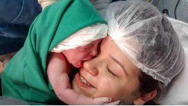 La foto de una hija conociendo a su madre se volvió viral La foto de una hija conociendo a su madre se volvió viral