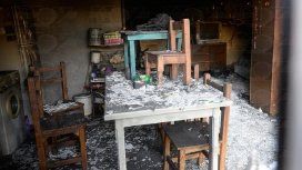 La casa fue consumida por el fuego La casa fue consumida por el fuego
