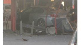 Un auto embistió una pizzería en París Un auto embistió una pizzería en París