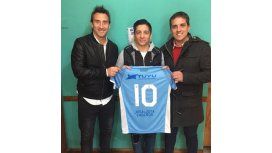El Piojo posa con su nueva camiseta, otra más en su larga trayectoria El Piojo posa con su nueva camiseta, otra más en su larga trayectoria