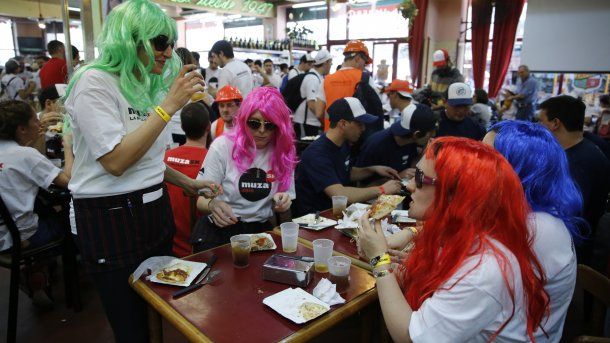 Corredores disfrutan de la maratón de las pizzerías<br>