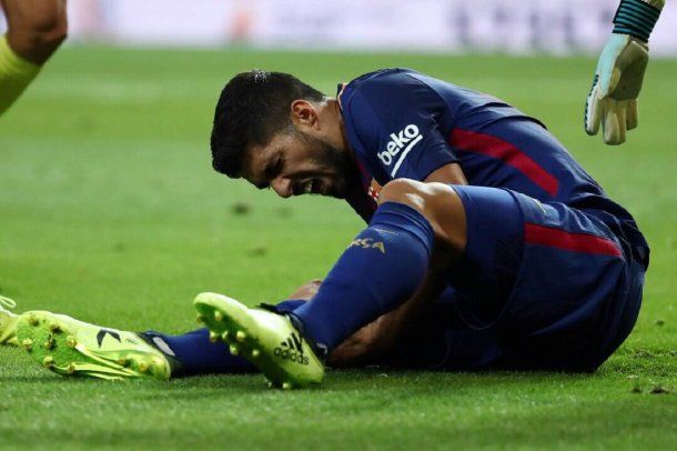Luis Suárez quejándose de dolor<br>