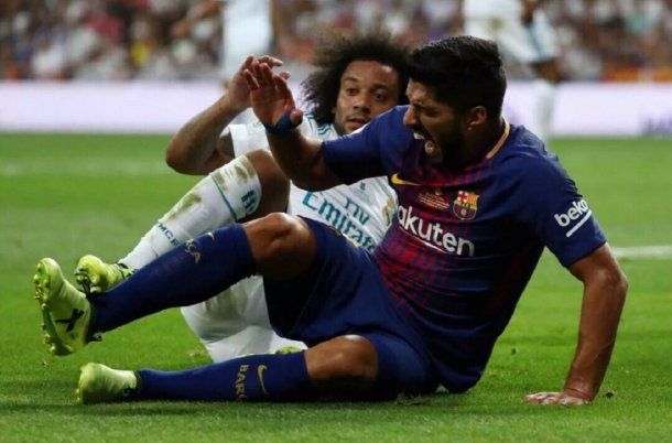 Luis Suárez con Marcelo tras chocar con Keylor Navas<br>