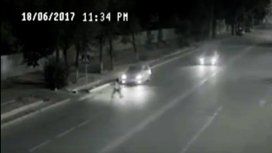 El fantasma del padre salva de que un auto pise a la hija El fantasma del padre salva de que un auto pise a la hija
