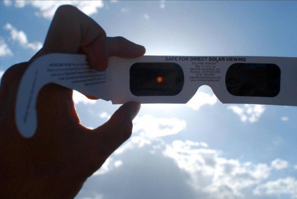 Estos son los anteojos recomendados por la NASA para ver el eclipse total de sol del próximo lunes<br>