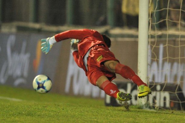 Alejandro Medina, arquero de Mitre, le atajó un penal a Lisandro López y fue la figura