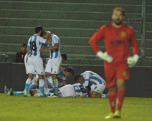Alejandro Medina, fuera de foco, le da la espalda al festejo de Racing