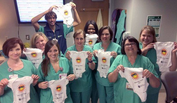 El staff de médicos repartió les regaló un body a cada bebé que nació el día del eclipse solar