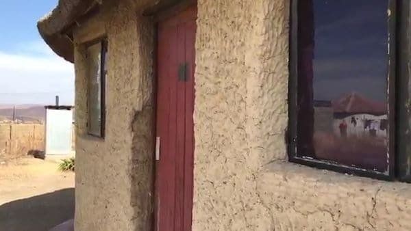 Así es la casa donde vivían los hombres y que hallaron cuerpos humanos desmembrados