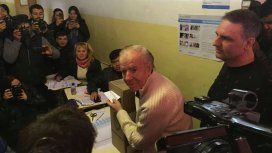 Carlos Menem votando en las últimas PASO Carlos Menem votando en las últimas PASO