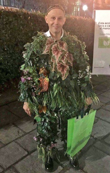 Sergio Bergman disfrazado de planta