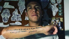 El mediocampista de Newells lució orgulloso su nuevo tatuaje El mediocampista de Newells lució orgulloso su nuevo tatuaje