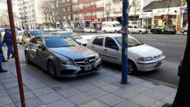 Mar del plata: escracharon a un conductor que estacionó en la vereda en pleno microcentro Mar del plata: escracharon a un conductor que estacionó en la vereda en pleno microcentro