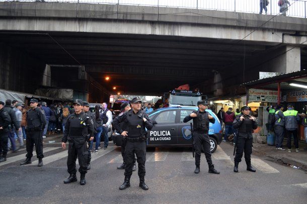 <p>Clausuraron una feria clandestina en Liniers</p>