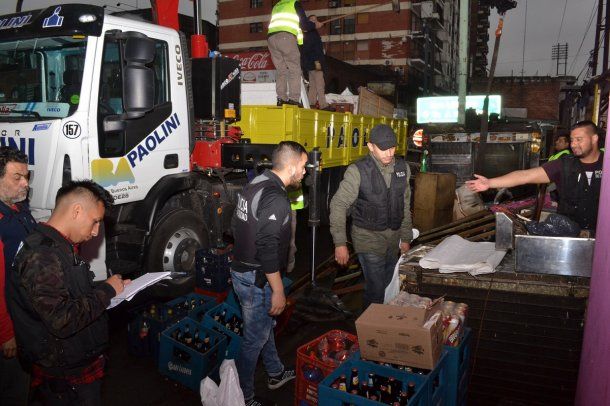 <p>Clausuraron una feria clandestina en Liniers</p>