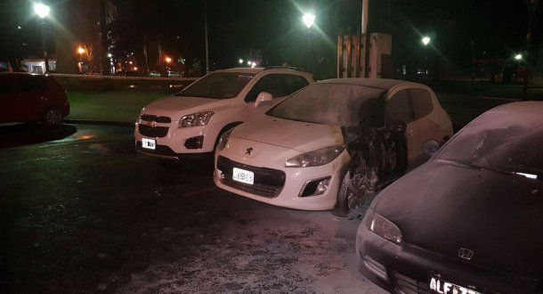 Los autos quemados tras la explosión frente al Ministerio de Seguridad bonaerense (@mauroszeta)<br>