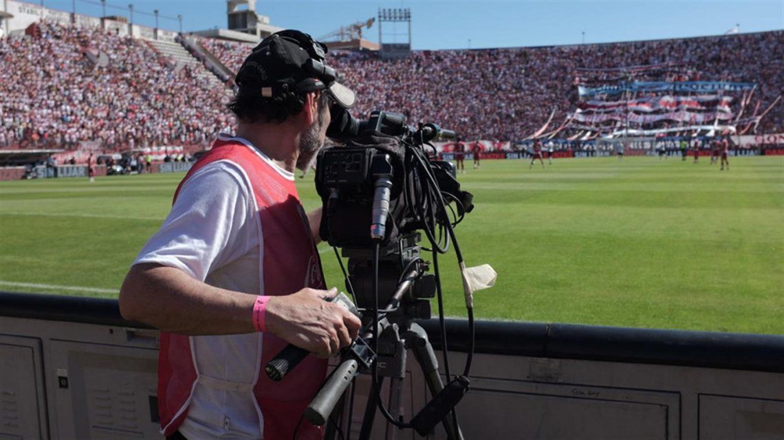 Hinchas se oponen a la televisación del fútbol privatizada