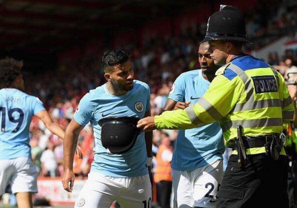 Pelea entre el Kun Agüero y un policía - Crédito: Facebook Sam Lee