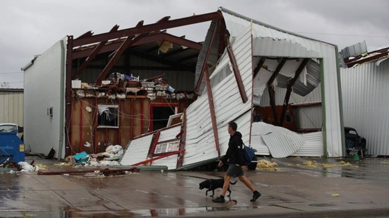 El huracán Harvey continúa azotando Texas al menos cinco muertos