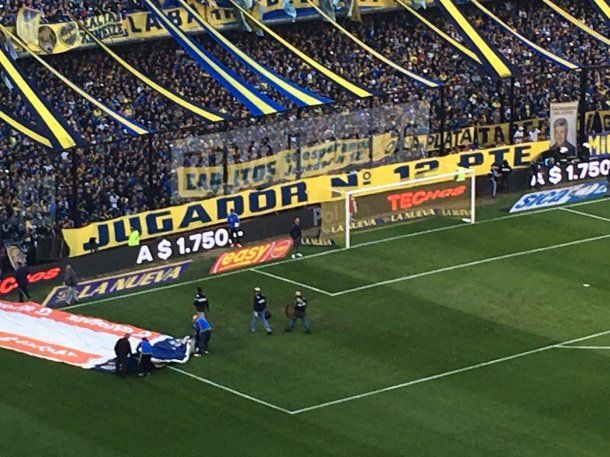 Bandera de Tevez en la bombonera - Crédito: @juampireynoso