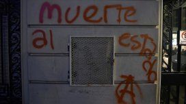 Las pintadas anarquistas en las inmediaciones del Senado bonaerense Las pintadas anarquistas en las inmediaciones del Senado bonaerense