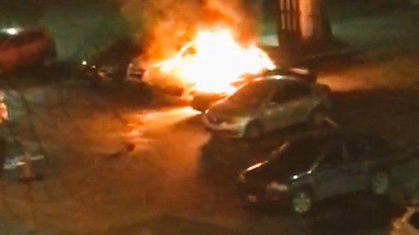 Dos autos fueron quemados frente a la sede del Ministerio de Seguridad bonaerense en La Plata