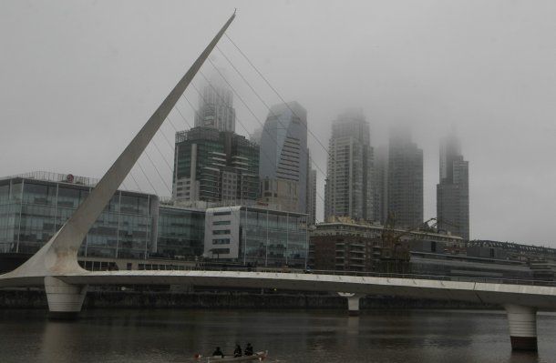 Niebla en el Puente de la Mujer de Puerto Madero