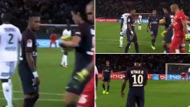 VIDEO: Cavani no le dejó patear un penal a Neymar VIDEO: Cavani no le dejó patear un penal a Neymar