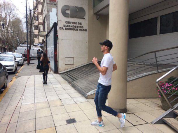 Lucas Alario saliendo del centro de salud en el que se realizó los estudios<br>