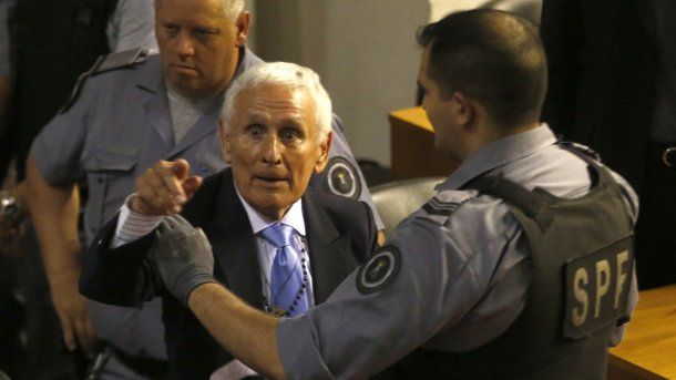 Miguel Etchecolatz al ser trasladado a prisión<br>