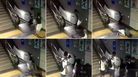 VIDEO: Estaba por subirse a una escalera mecánica y se la tragó el piso VIDEO: Estaba por subirse a una escalera mecánica y se la tragó el piso