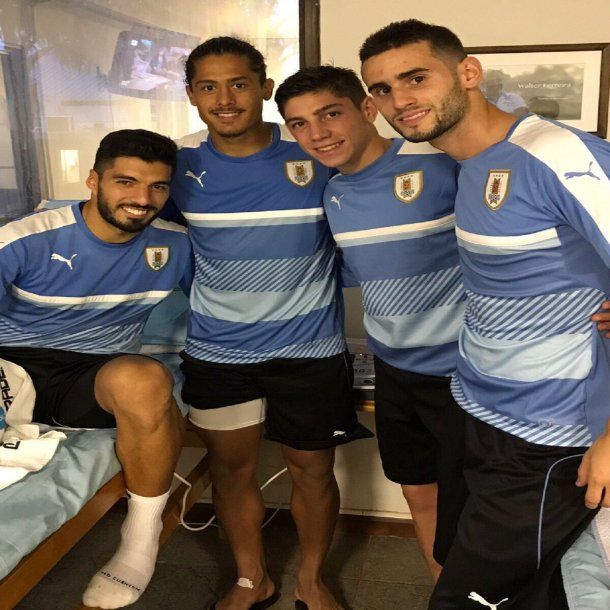 Luis Suárez con Mauricio Lemos, Federico Valverde y Gastón Pereiro