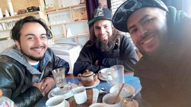 Santiago Maldonado con amigos en Chile<br>