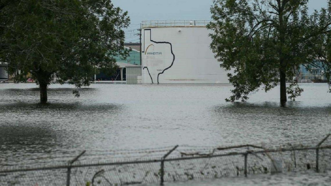 Explotó una planta química en Texas tras el huracán Harvey