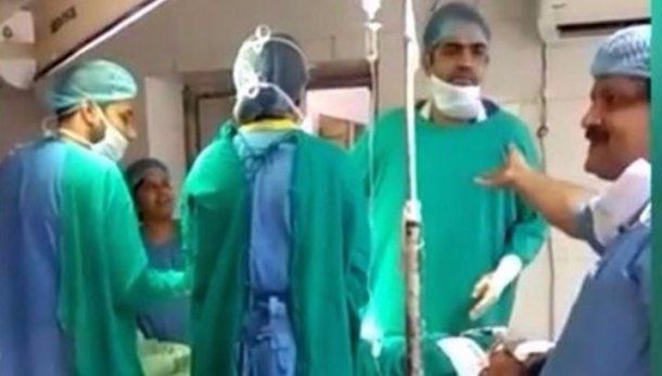 El video muestra la discusión entre dos médicos indios durante una cesárea
