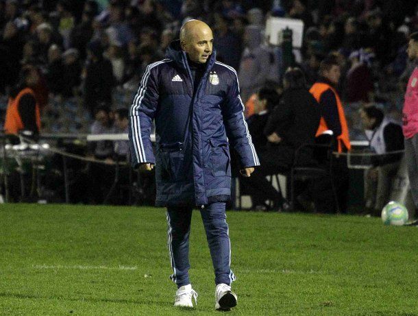 Jorge Sampaoli caminando al costado del campo de juego<br>