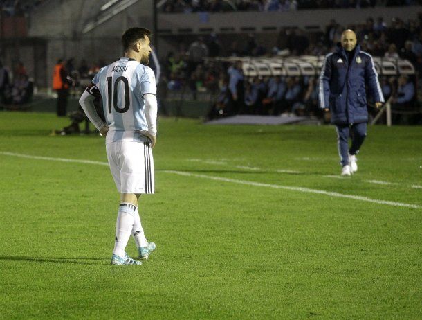 ionel Messi y Jorge Sampaoli ante Uruguay<br>