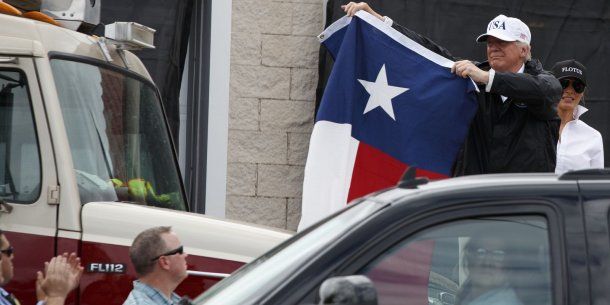 Donald Trump saluda a víctimas del huracán Harvey