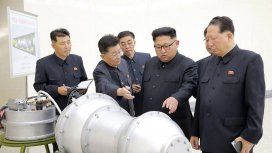 Kim Jong-un inspecciona una nueva bomba de hidrógeno de Corea del Norte. Kim Jong-un inspecciona una nueva bomba de hidrógeno de Corea del Norte.